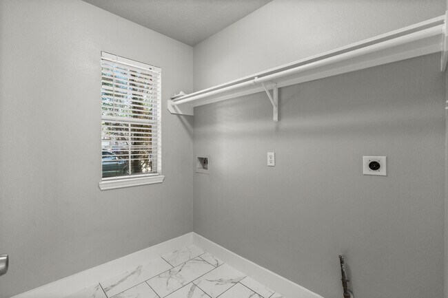 Building Photo - 20231 Avery Point Dr
