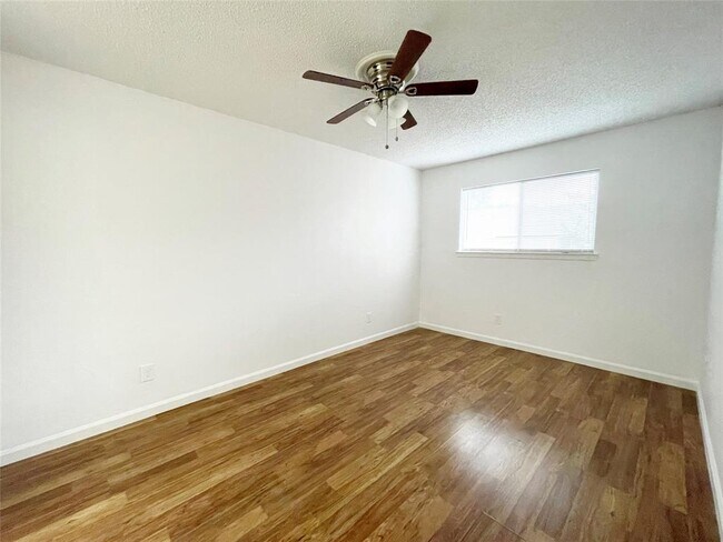 Building Photo - 13897 Hollowgreen Dr