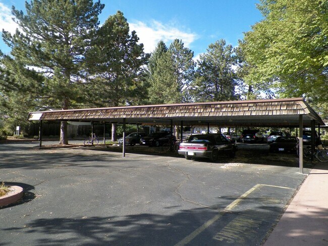 Building Photo - Well-Located 2 Bedroom Condo Available Mid June