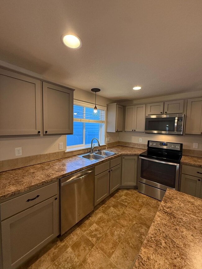 Building Photo - Gorgeous 3B/2.5Ba Home in Battle Ground! Close to Shopping & More!