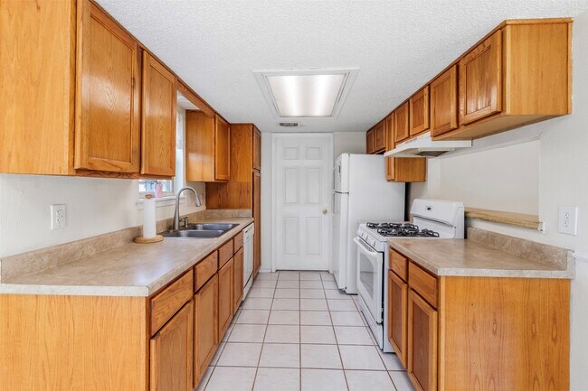 Building Photo - 16319 Pitch Pine Dr