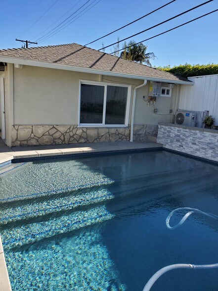 Building Photo - 9712 Cresta Dr