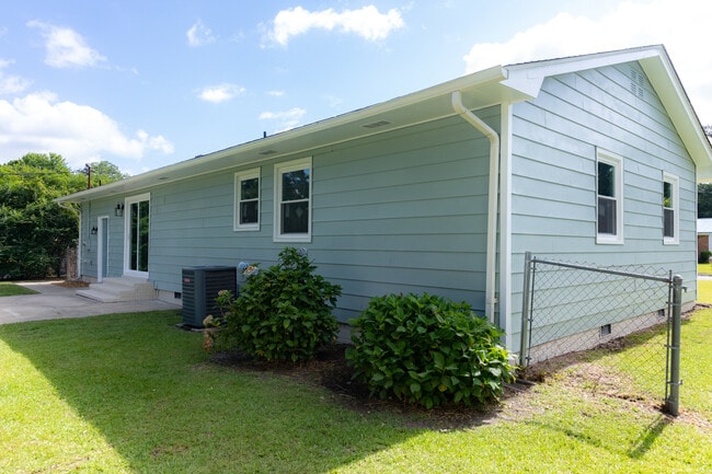 Building Photo - 208 Forestview Dr