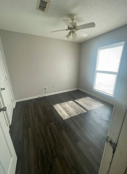 Building Photo - 116 Willow Brook Dr