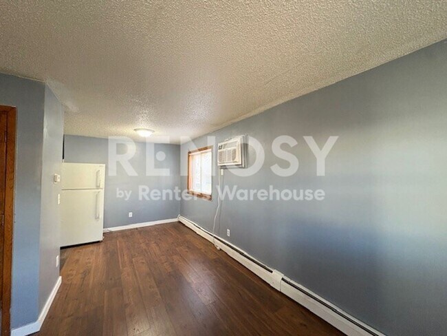 Building Photo - Move in Ready 2 Bedroom 1 Bath Unit in South Minneapolis