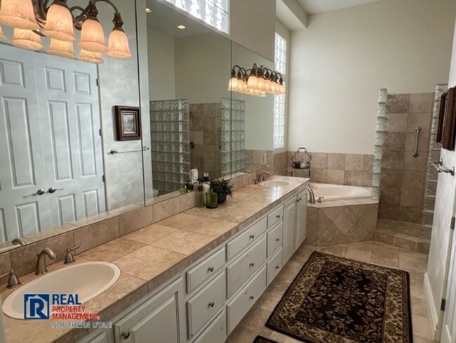 Building Photo - Fully Furnished Home