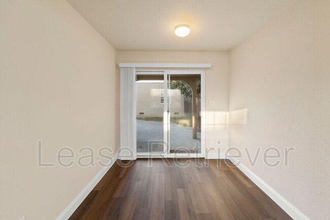 Building Photo - 940 Palm Cir