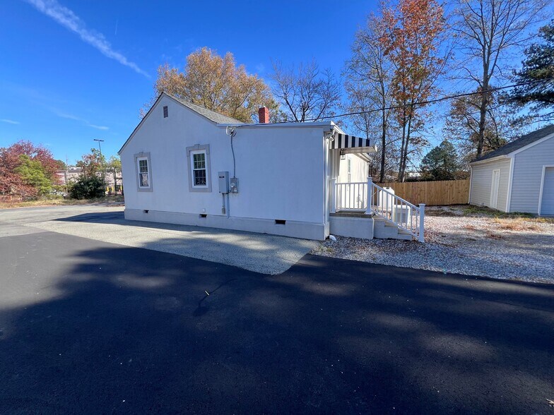 Building Photo - 6323 Mallory Dr