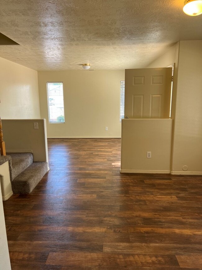 Building Photo - Nice 3 Bedroom, 2.5 bathroom townhome in S...