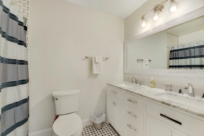 Building Photo - 2555 Youngs Ave