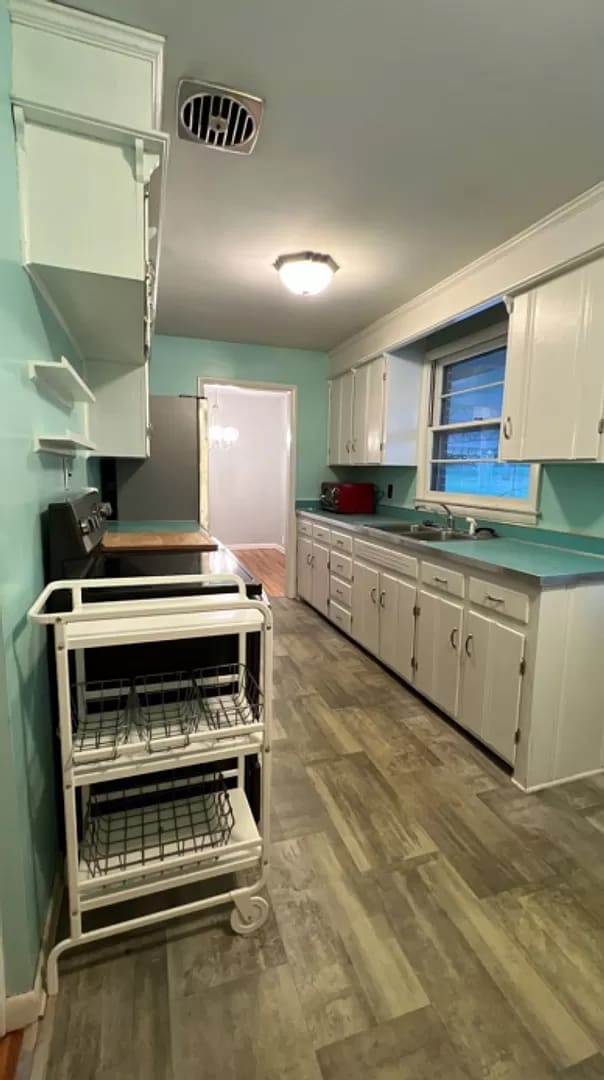 Building Photo - 2927 Hillhurst Dr