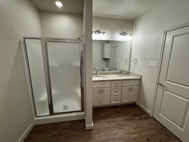 Building Photo - Luxury Townhome in Abbey Glen Community!