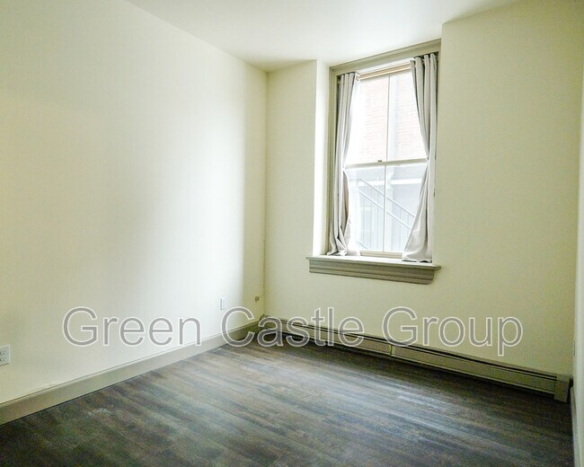 Building Photo - 260 College St