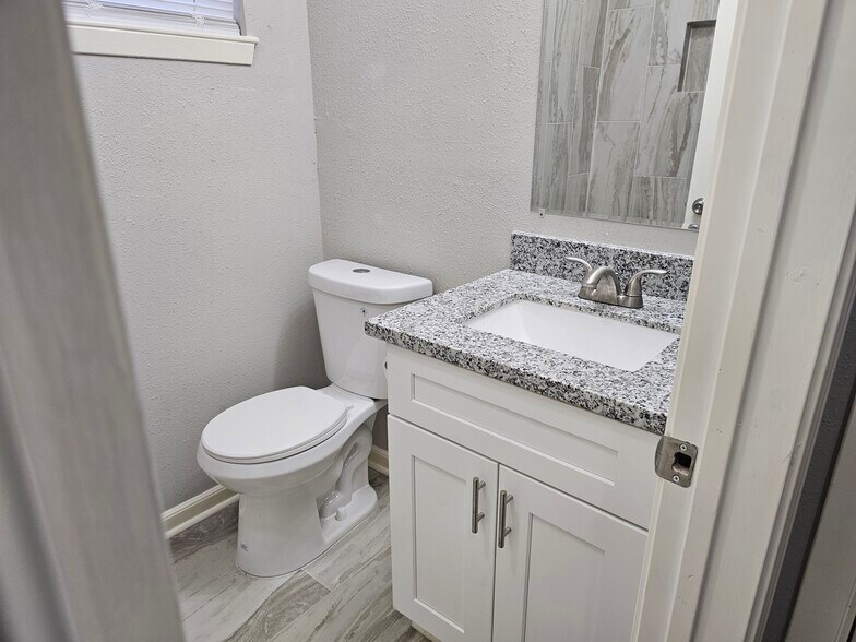 master bath - 9806 Thrush St