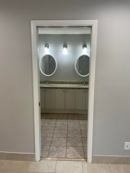 Building Photo - 9173 Tivoli Pl