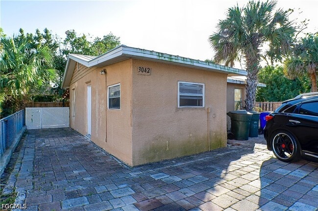 Building Photo - 3042 Douglas Ave
