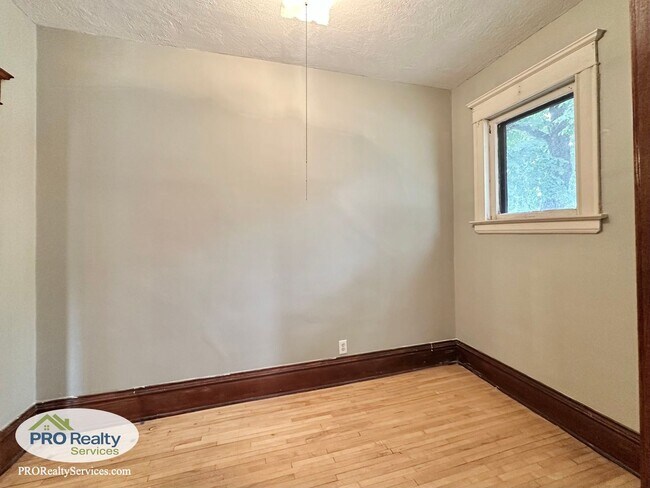 Building Photo - Charming 2 Bedroom Apartment in Northeast ...