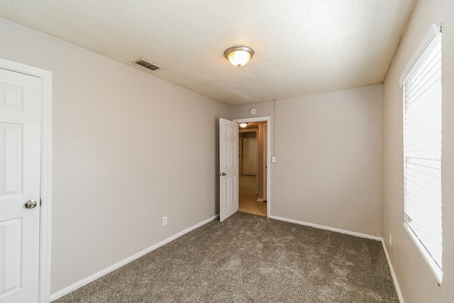 Building Photo - 7909 Caxton Cir W