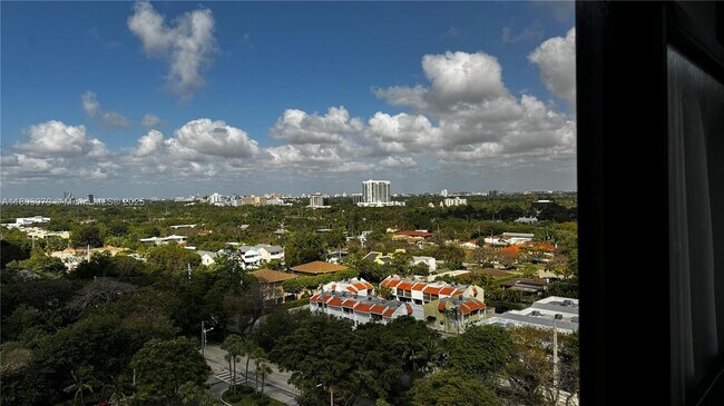 Building Photo - 1915 Brickell Ave
