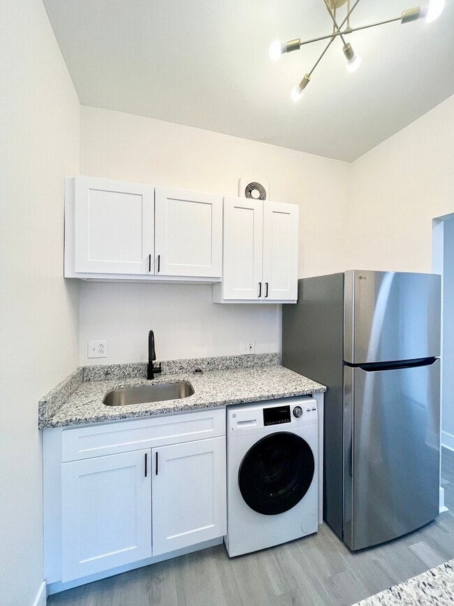 Building Photo - 2258 S Sacramento Ave