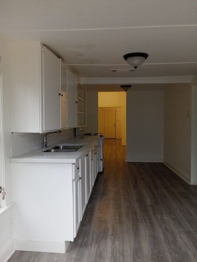 Building Photo - 690 Avenue E