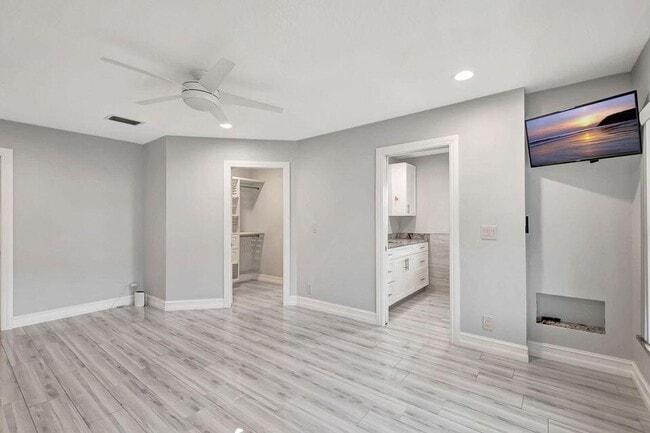 Building Photo - 5846 Mirror Lakes Blvd