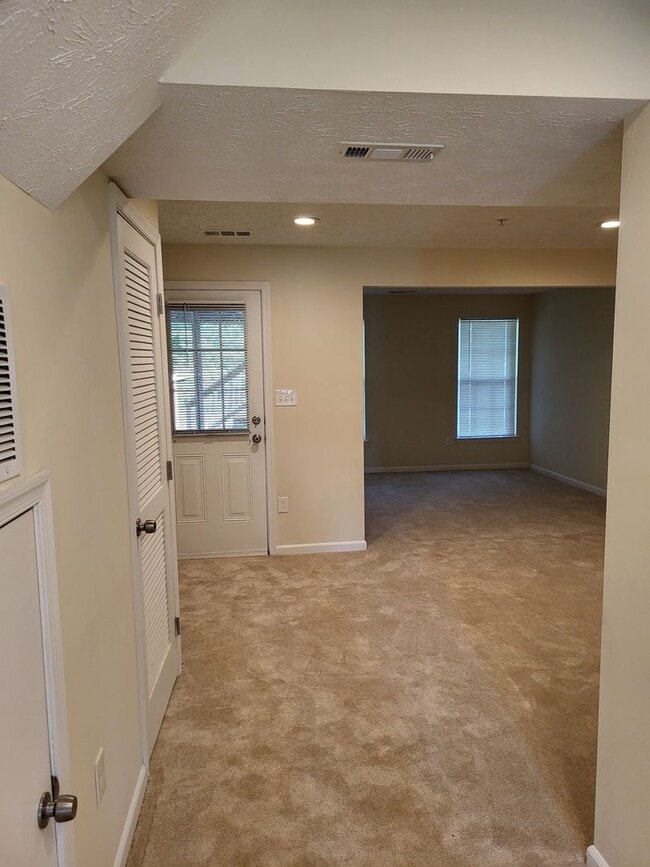 Building Photo - SPACIOUS 3-Level Townhome in Winston's Choice