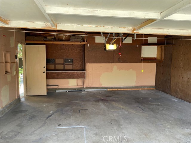 Building Photo - 979 W Pine St