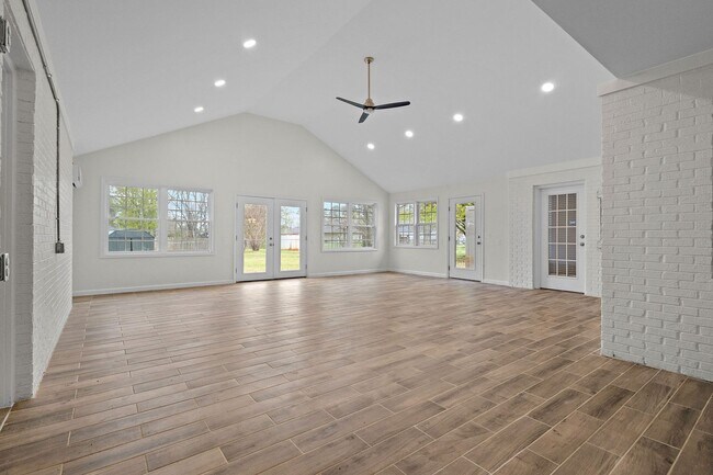 Building Photo - Large Home in Harvest