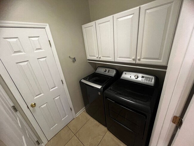 Building Photo - 404 Blackberry Ln