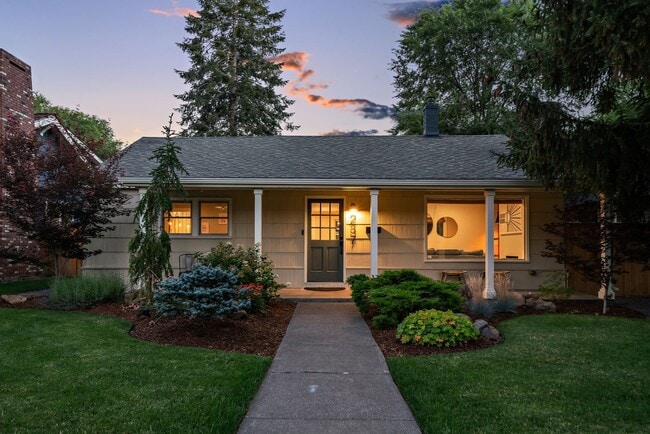 Primary Photo - Downtown Bungalow! (unfurnished!)