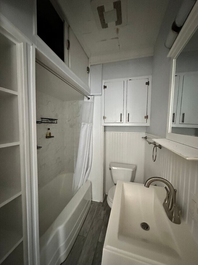Building Photo - 641 E Elm St