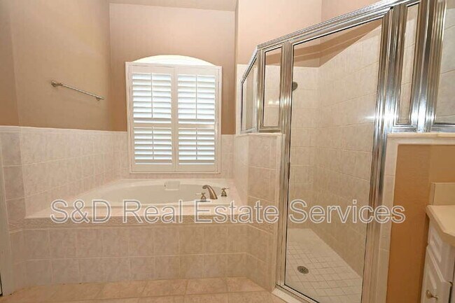 Building Photo - 2618 High Ridge Dr
