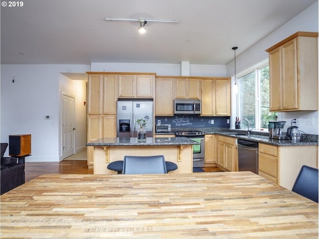 Building Photo - NorthWest/Nob Hill Condo 3Bd/2Ba ~ Washer/Dryer In Unit, Assigned Covered Parking,  Close to Shop...