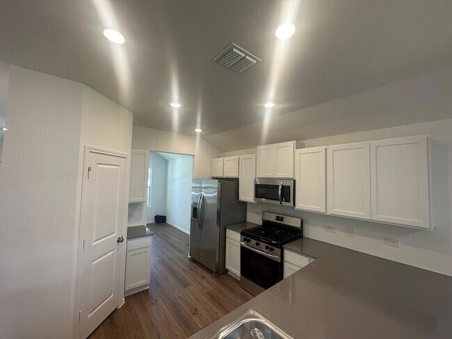 Building Photo - 453 Alamito Ave