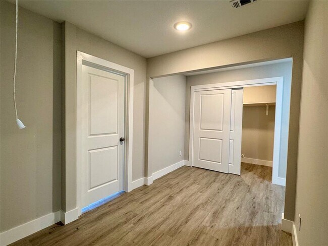 Building Photo - 813 Central Ave