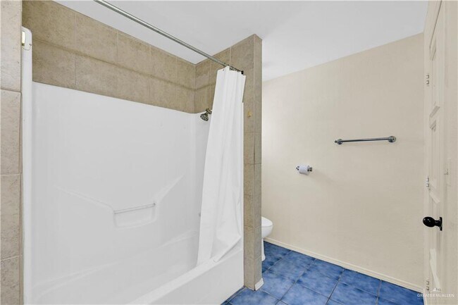 Building Photo - 17 Pin Oak Rd