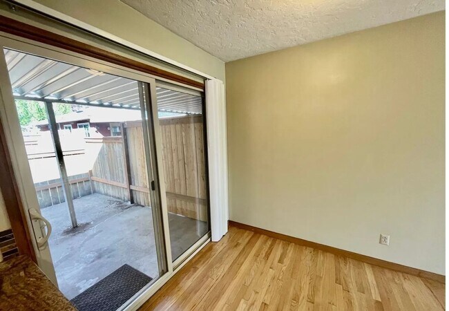 Building Photo - Charming and attractive 2 bed/1 bath in Irvington Neighborhood!