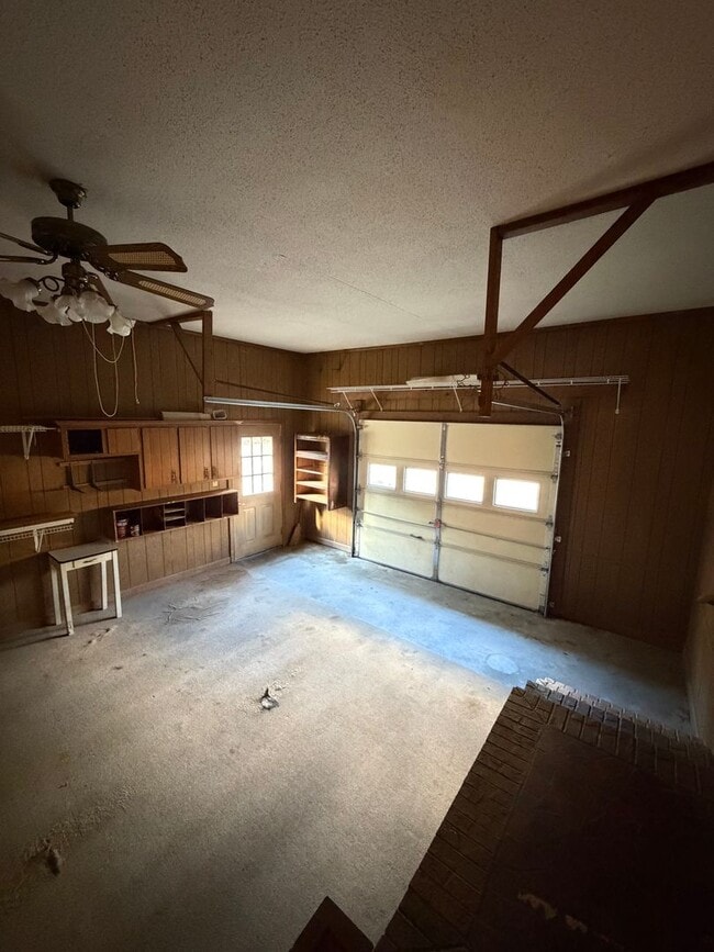 Building Photo - Spacious 3 Bedroom, 2 Bath Home on Over an Acre – Lawn Care Included!