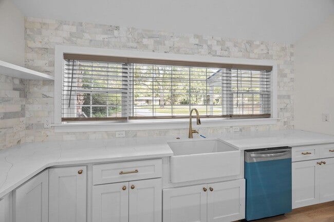 Building Photo - Impeccably Renovated Brick Ranch on James ...