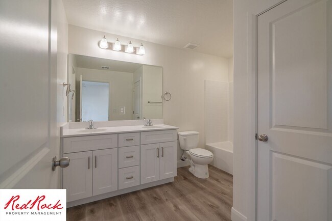 Building Photo - Stunning Spacious 3 Bedroom Unit