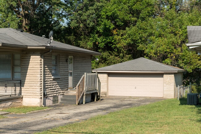 Building Photo - Super 3-brm stone ranch with brand new win...
