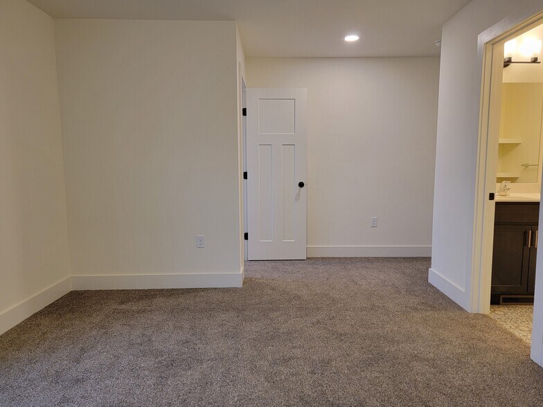 Building Photo - 14 Burk Ct