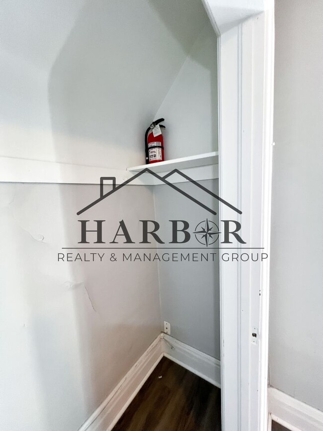 Building Photo - 527 Boone St