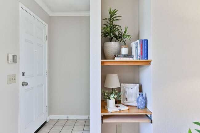 Building Photo - Talmadge : spacious 2 bed, 2 ba top floor condo