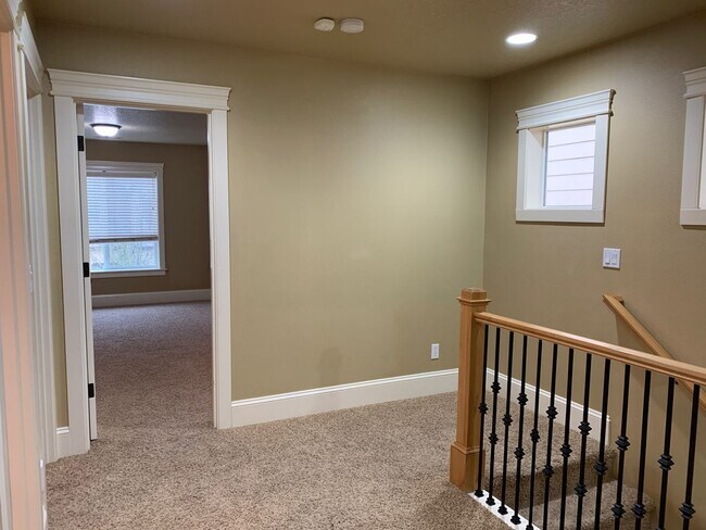Building Photo - COMING SOON! GORGEOUS Townhome...  LOCATION , LOCATION near Peace Health Hospital