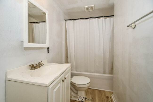 Building Photo - 605 S Raven Rd