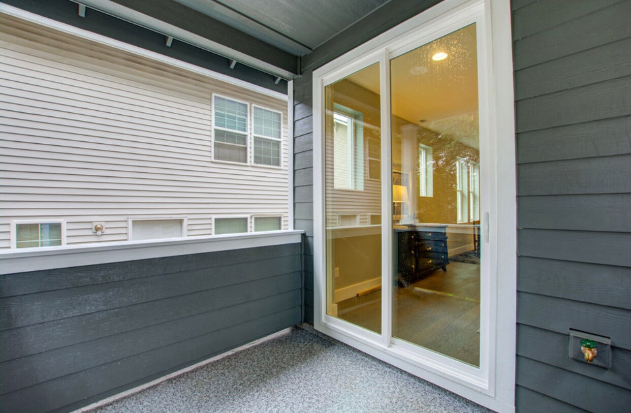 Building Photo - 6049 NE Flanders St