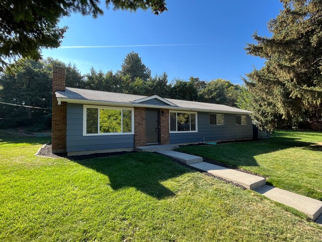 Building Photo - $500 MOVE IN INCENTIVE CONCESSION! Large s...