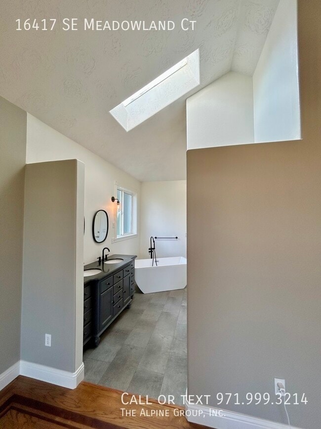 Building Photo - 16417 SE Meadowland Ct